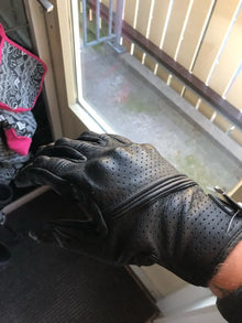 Guantes de moto de piel perforada con protección en nudillos