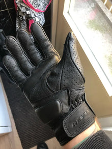 Guantes de moto de piel perforada con protección en nudillos